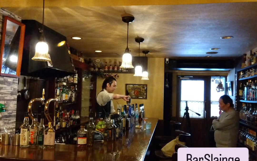 〈YouTubeの撮影風景〉　スタッフのカクテルトレーニング